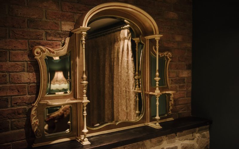 sebastia-room-mirror